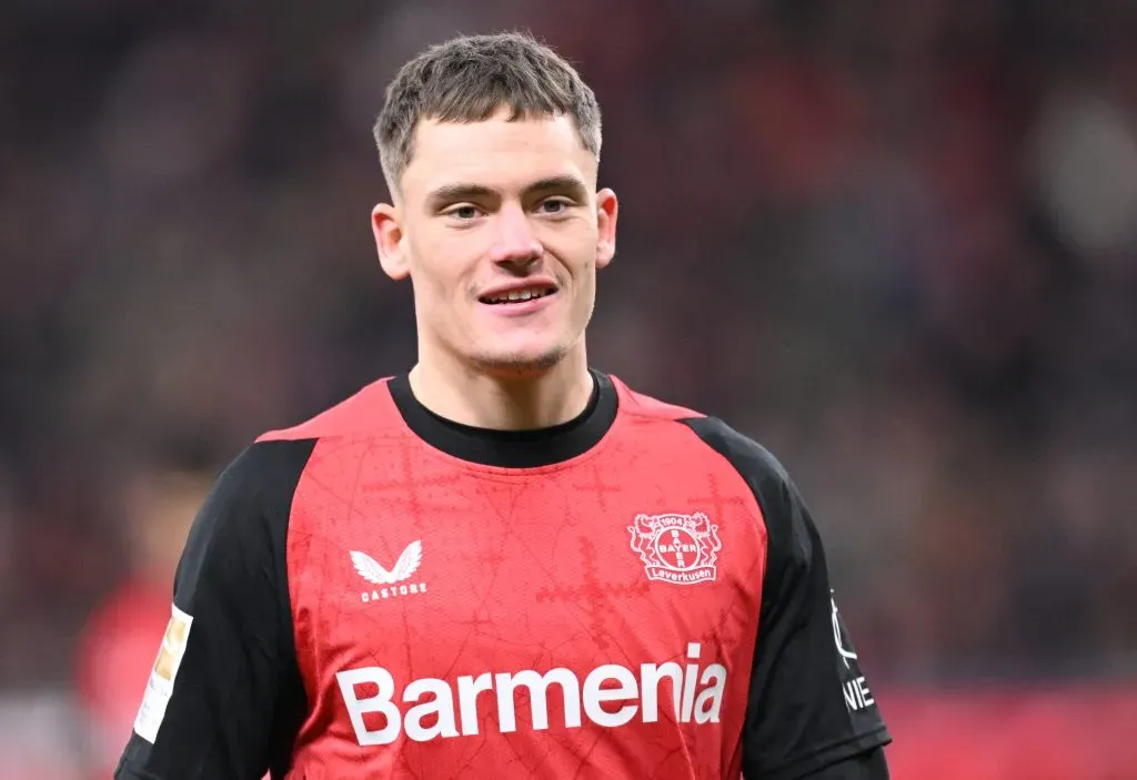 Wirtz, em campo, com a camisa vermelha e preta do Bayer Leverkusen e alvo do Manchester City