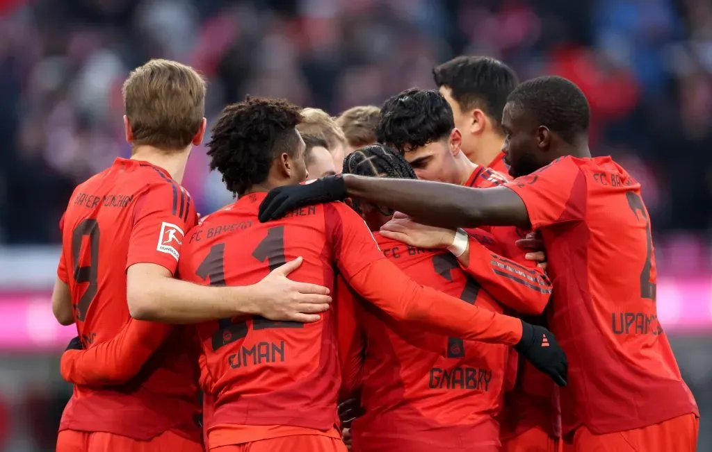 Atletas do Bayern em abraço