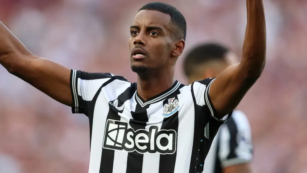 Isak em campo pelo Newcastle (Photo by Tom Dulat/Getty Images)