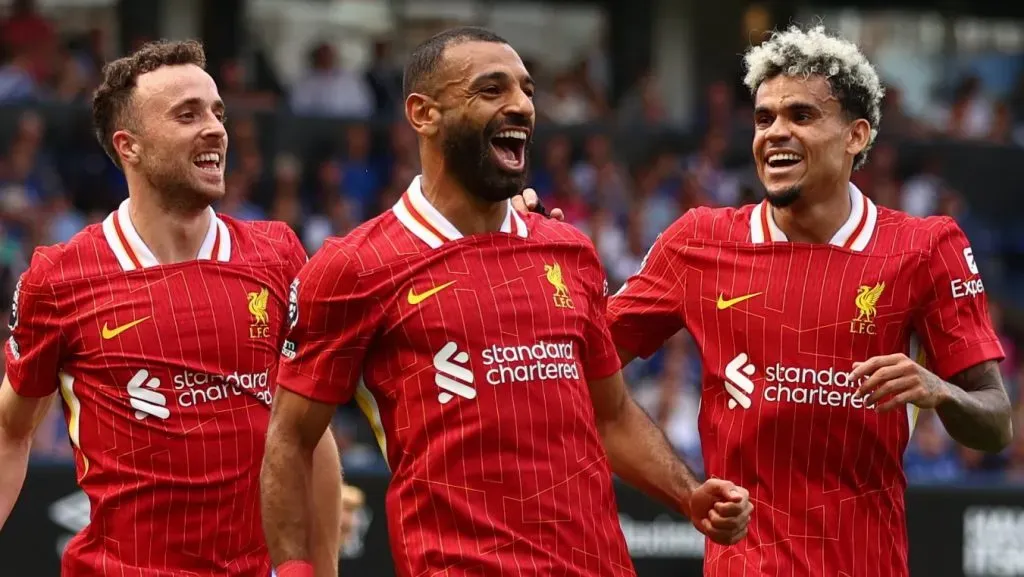 Jogadores do Liverpool, em campo, com a camisa vermelha, com escudo do clube. (Photo by Marc Atkins/Getty Images)