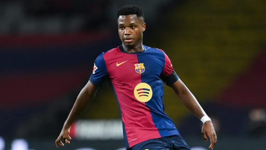 Ansu Fati, em campo, com a camisa vinho e azul do Barcelona. Foto: David Ramos/Getty Images