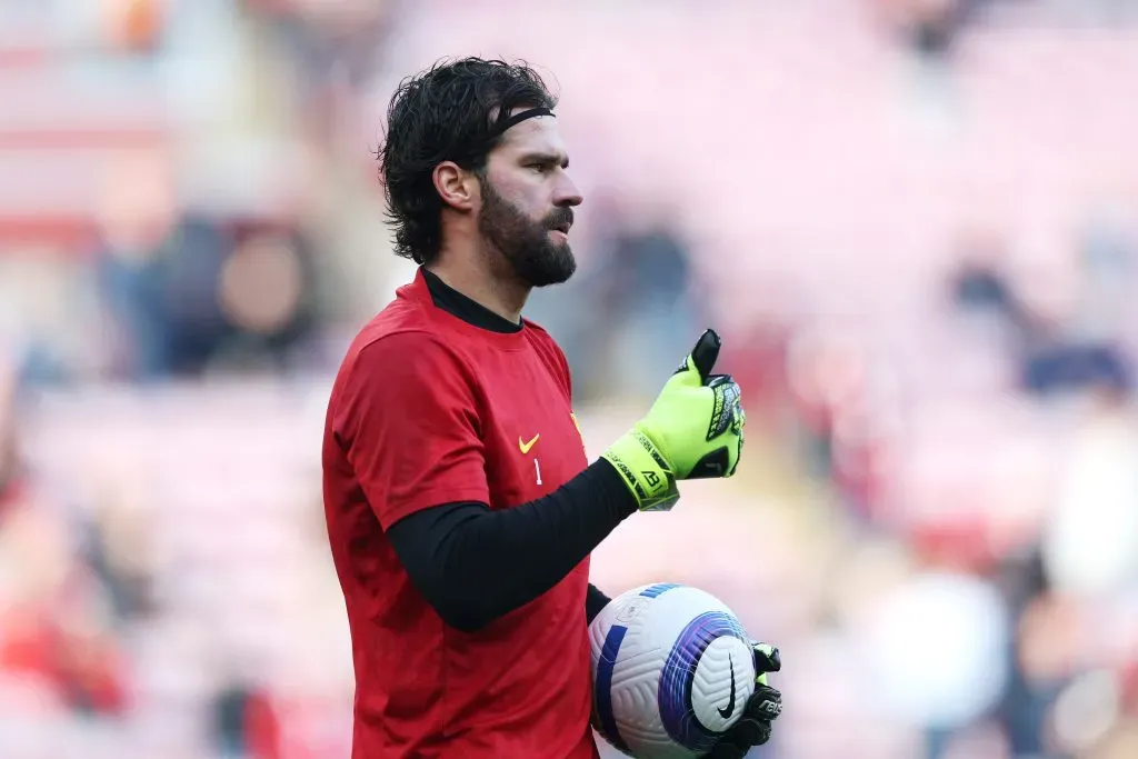 Alisson com a bola na mão