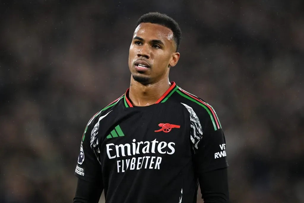 Gabriel Magalhães, em campo, com a camisa preta do Arsenal. Foto: Justin Setterfield/Getty Images