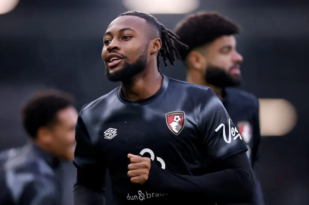 Antoine Semenyo, alvo do Arsenalm em campo, com a camisa preta do Bournemouth. Foto: Ryan Pierse/Getty Image