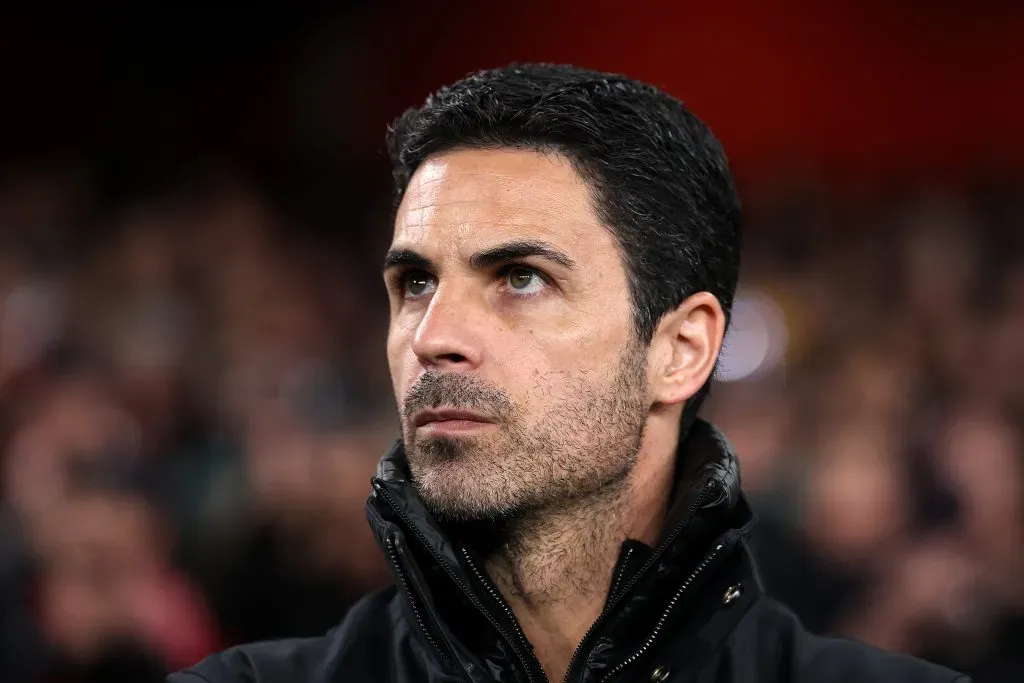 Arteta de casaco preto