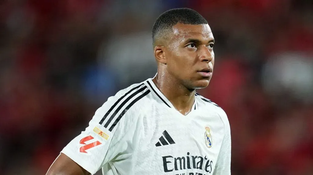 Kylian Mbappé com a camisa do Real Madrid