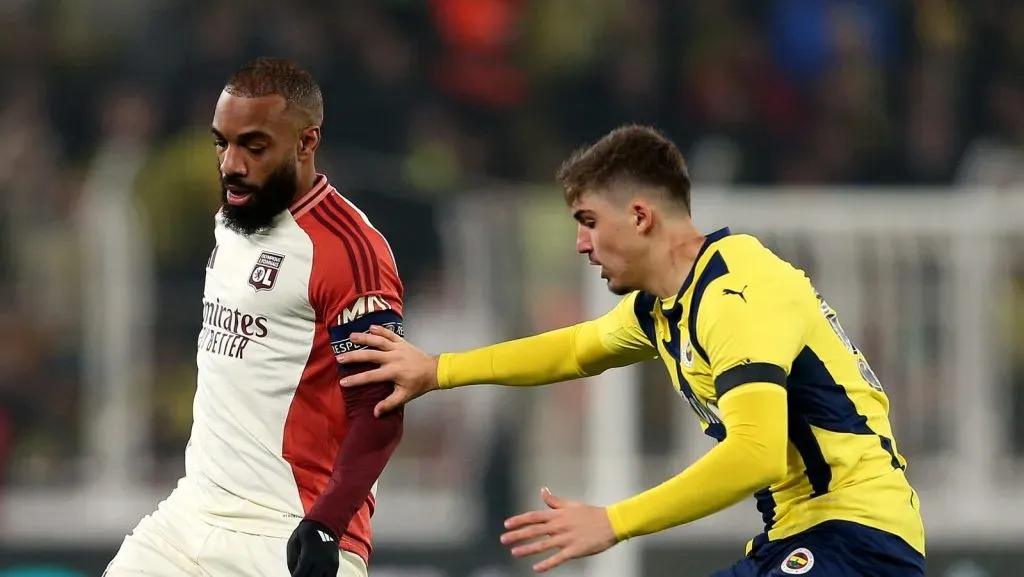 Alexandre Lacazette, do Olympique Lyonnais, passa a bola enquanto está sob pressão de Yusuf Akcicek, do Fenerbahce, durante a partida da Fase de Liga MD7 da UEFA Europa League 2024/25 entre Fenerbahce SK e Olympique Lyonnais, em 23 de janeiro de 2025, em Istambul, Turquia. (Foto por Ahmad Mora/Getty Images)
