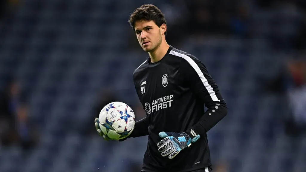 Senne Lammens em jogo do Royal Antwerp. Foto: Octavio Passos/Getty Images