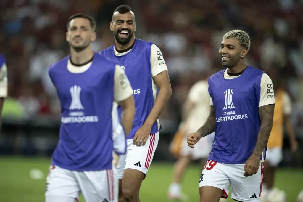 Fabricio Bruno ao lado de Gabigol