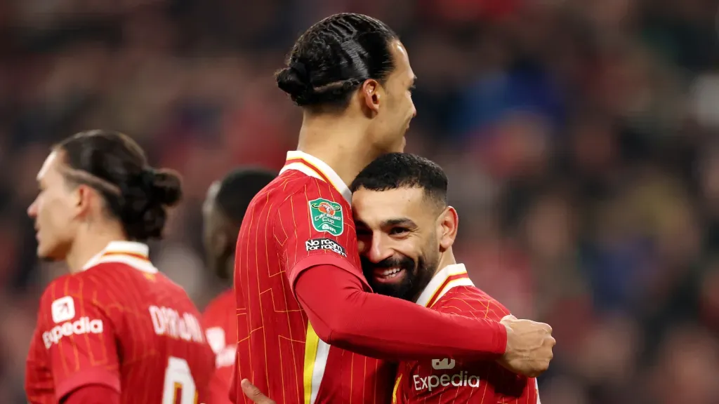 Van Dijk ao lado de Salah em jogo do Liverpool (Photo by Carl Recine/Getty Images)