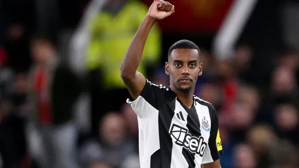Alexander Isak, alvo do Barcelona, comemorando