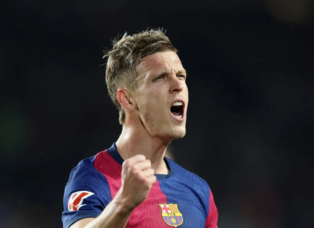 Dani Olmo, em campo, com a camisa vinho e azul do Barcelona. Foto: Clive Brunskill/Getty Images)