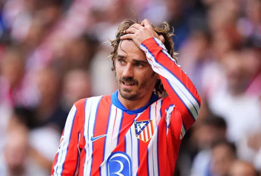 Griezmann, com a mão na cabeça, de camisa branca, azul e vermelha, do Atlético de Madrid. Foto: Angel Martinez/Getty Images