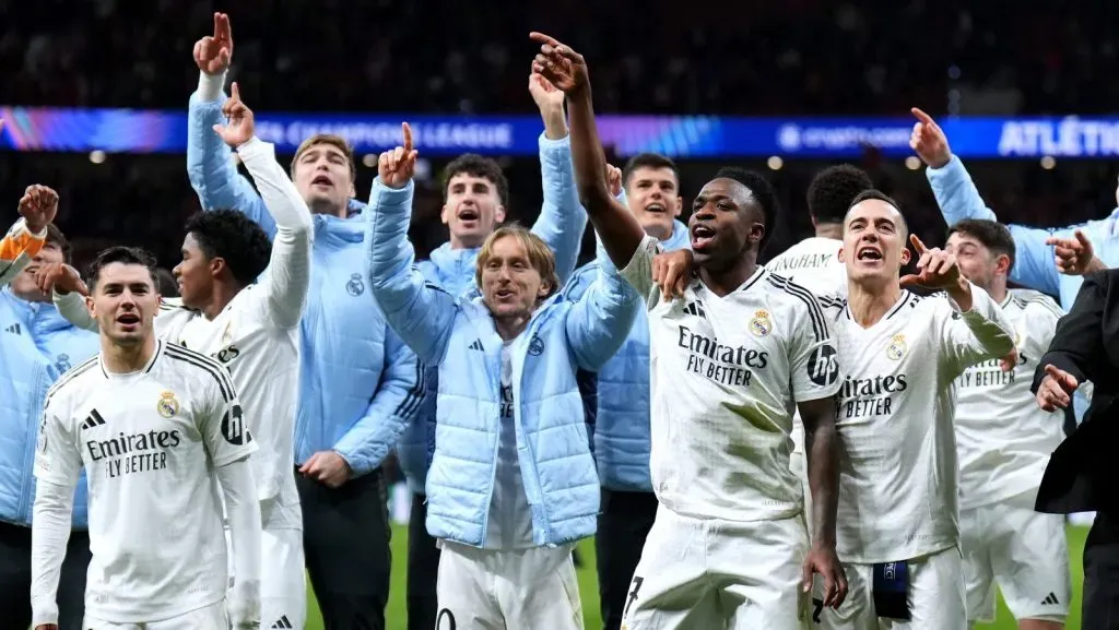 Jogadores do Real Madrid celebram a vitória após derrotarem o Atlético de Madrid na disputa de pênaltis durante a partida de volta das oitavas de final da Liga dos Campeões da UEFA 2024/25 entre Atlético de Madrid e Real Madrid C.F. no Estádio Metropolitano em 12 de março de 2025, em Madrid, Espanha. (Foto de Angel Martinez/Getty Images)