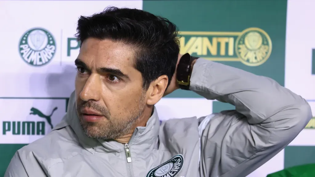 Abel Ferreira com a mão na cabeça durante jogo do Palmeiras (foto: Marcello Zambrana/AGIF)