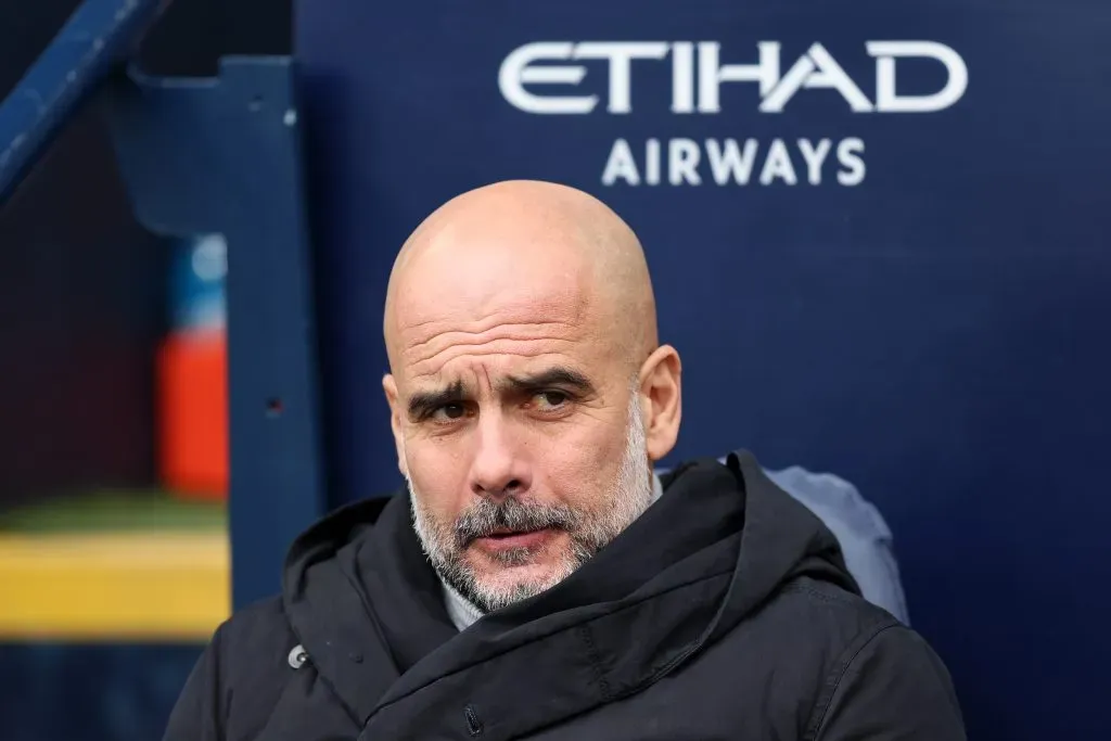 Guardiola de casaco preto