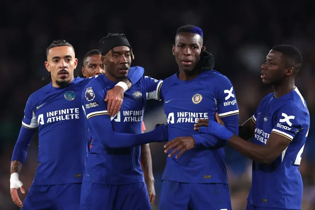 Madueke e Jackson, em campo, com a camisa azul do Chelsea. (Photo by Alex Pantling/Getty Images)