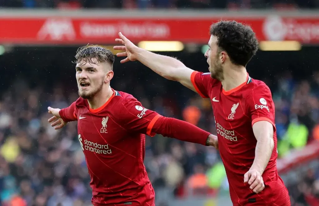 Harvey e Diogo Jota, de camisas vermelhas, em campo, pelo Liverpool