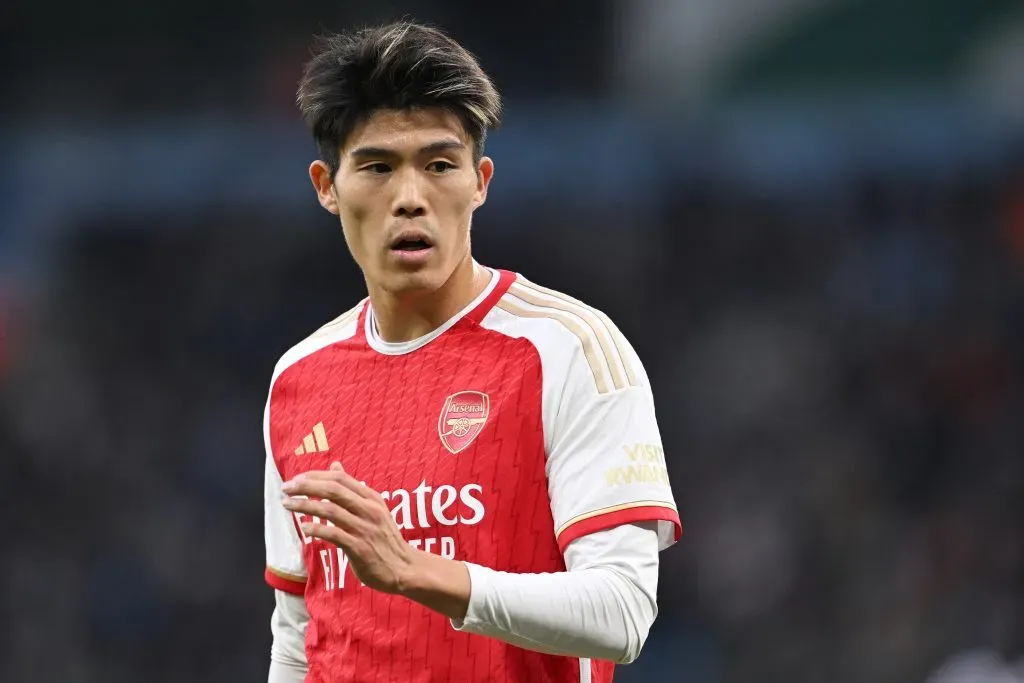 Tomiyasu, alvo do Barcelona, em campo, com a camisa branca e vermelha do Arsenal (Photo by Michael Regan/Getty Images)