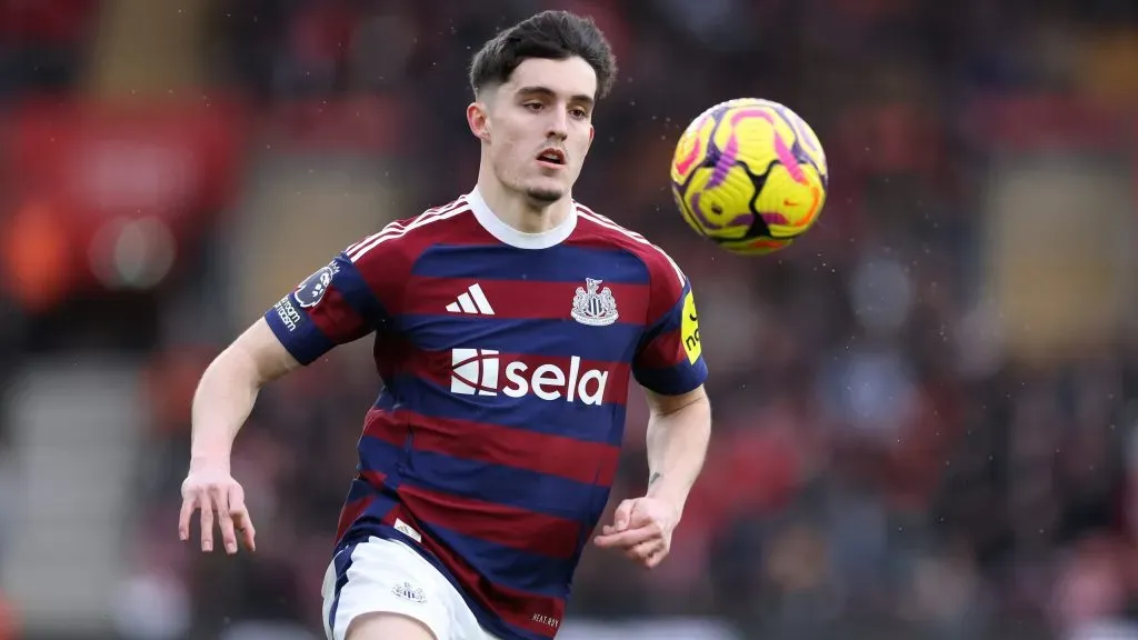 Tino Livramento em jogo do Newcastle. Foto: Ryan Pierse/Getty Images