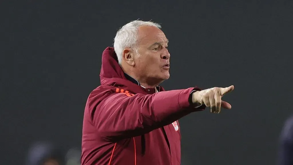 O técnico Claudio Ranieri, da AS Roma, gesticula durante a partida da Série A entre Empoli e AS Roma no Estádio Carlo Castellani, em 9 de março de 2025, em Empoli, Itália. (Foto de Gabriele Maltinti/Getty Images)