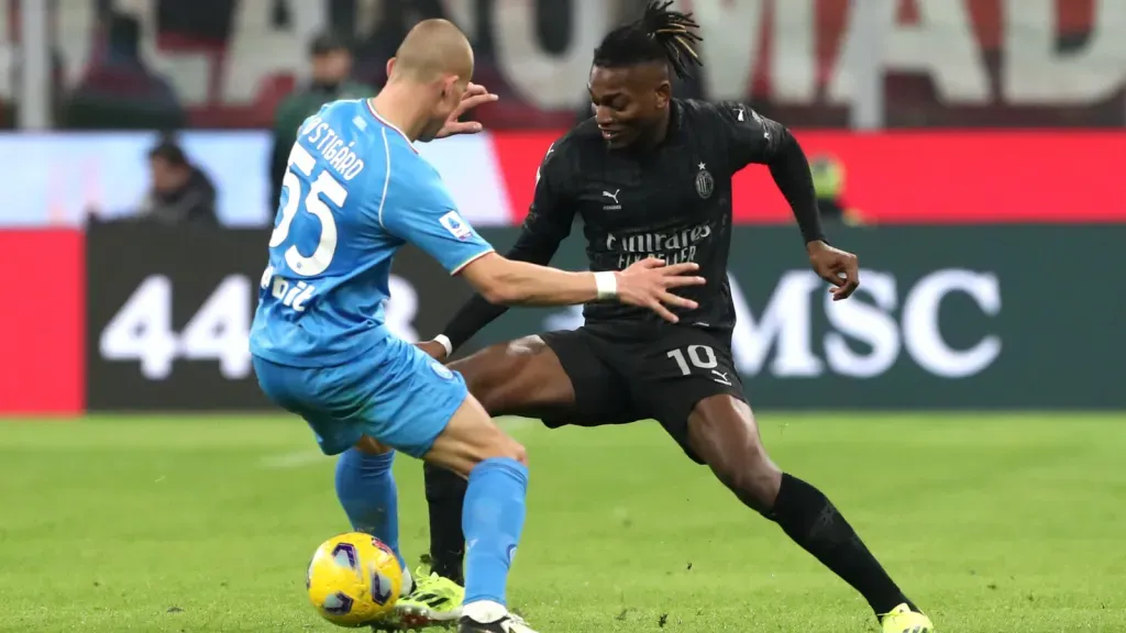 Rafael Leão e Leo Ostigaard disputando a bola em duelo (Photo by Marco Luzzani/Getty Images)