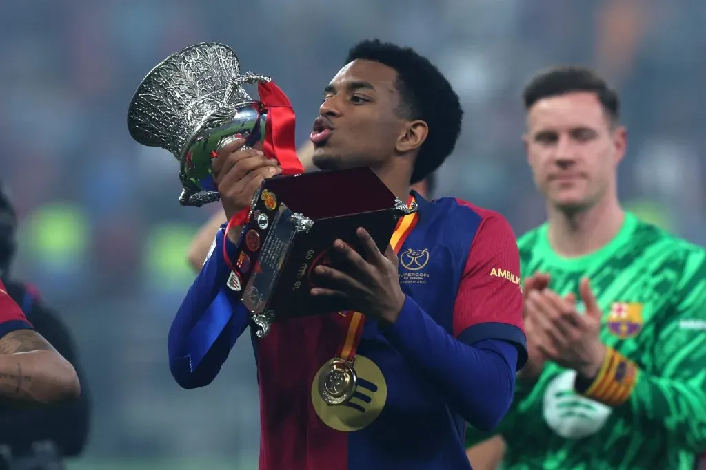 Alejandro Balde comemora troféu pelo Barcelona (Photo by Yasser Bakhsh/Getty Images)