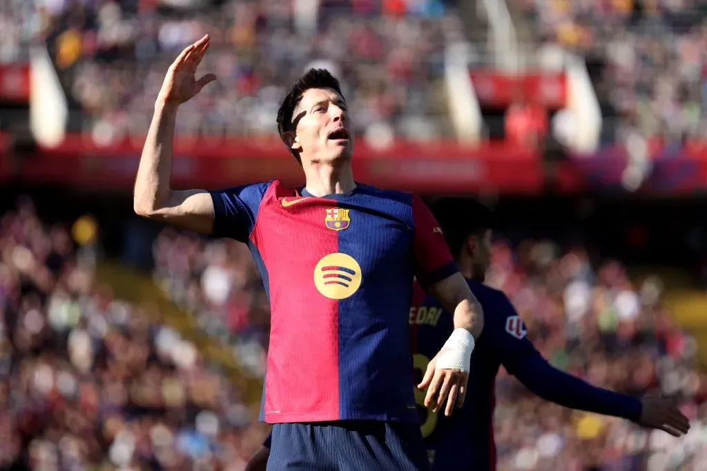 Robert Lewandowski, do FC Barcelona, comemora após marcar o segundo gol de sua equipe durante a partida da La Liga EA Sports entre FC Barcelona e Girona FC no Estadi Olímpic Lluís Companys, em 30 de março de 2025, em Barcelona, Espanha. (Foto de Judit Cartiel/Getty Images)