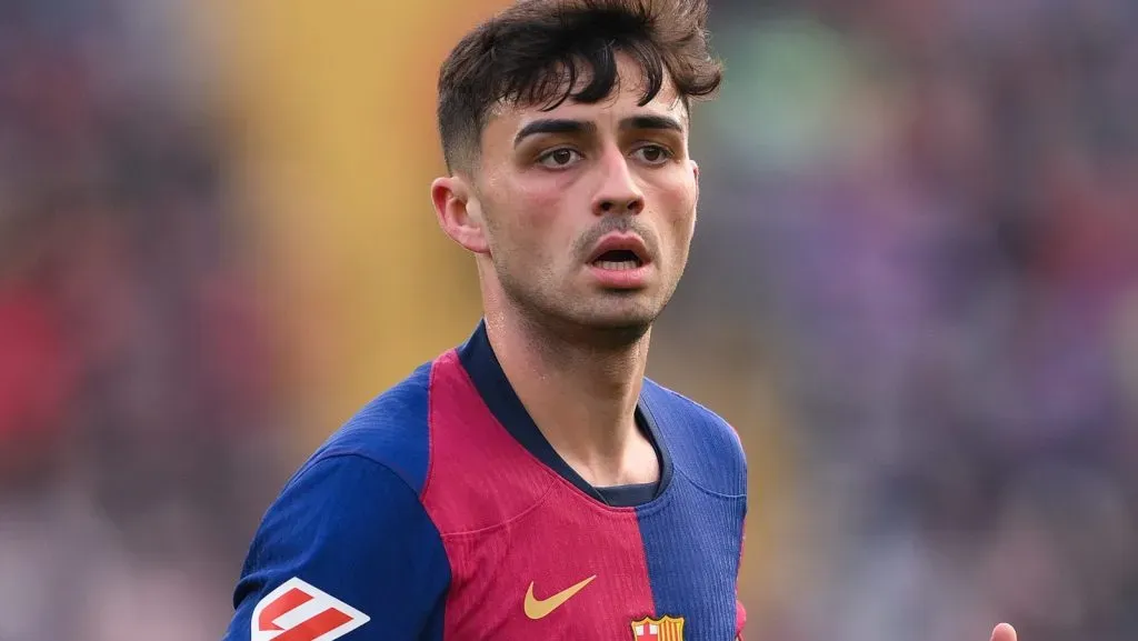 Pedri, do FC Barcelona, observa durante a partida da LaLiga entre FC Barcelona e Deportivo Alavés no Estadi Olímpic Lluís Companys, em 02 de fevereiro de 2025, em Barcelona, Espanha. (Foto por David Ramos/Getty Images)