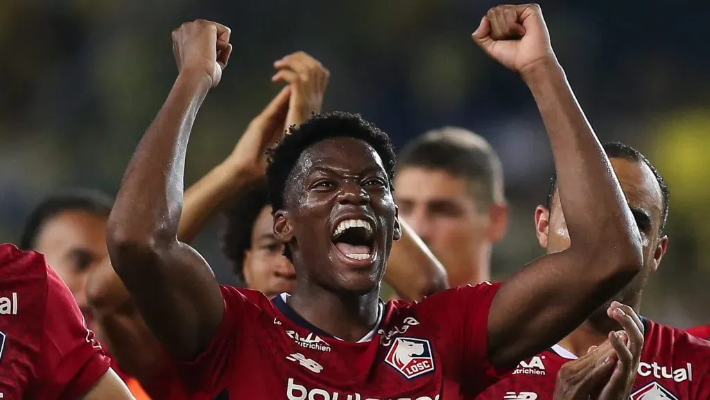 Jonathan David, com as mãos para cima, alvo do Barcelona