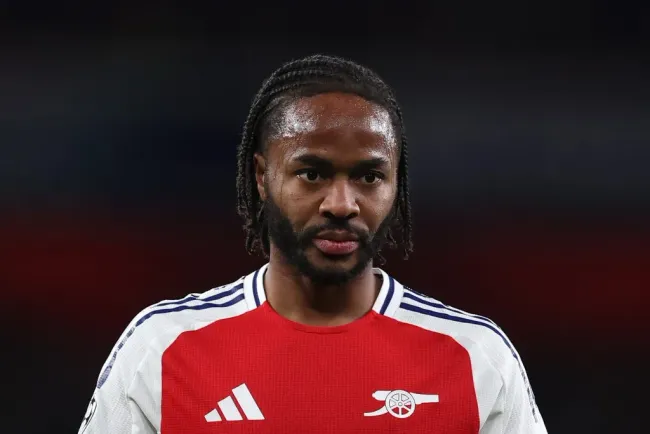 Sterling, de camisa vermelha e branca, do ARSENAL