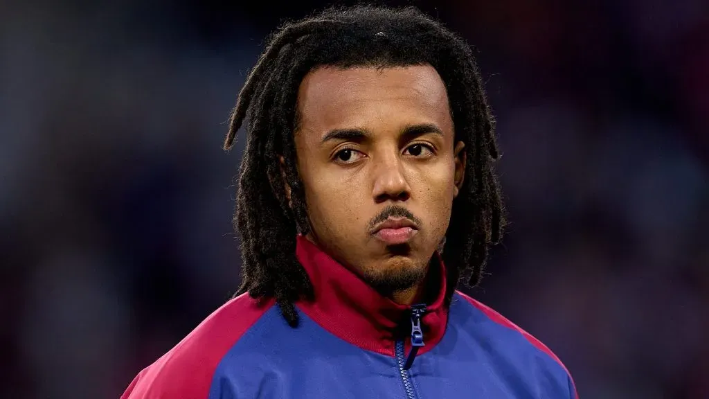 Jules Koundé em jogo do Barcelona. Foto: Aitor Alcalde/Getty Images