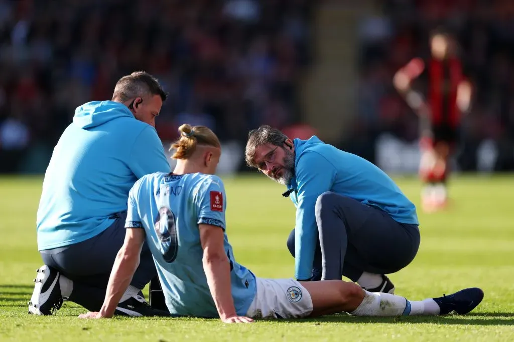 Haaland sentado em campo