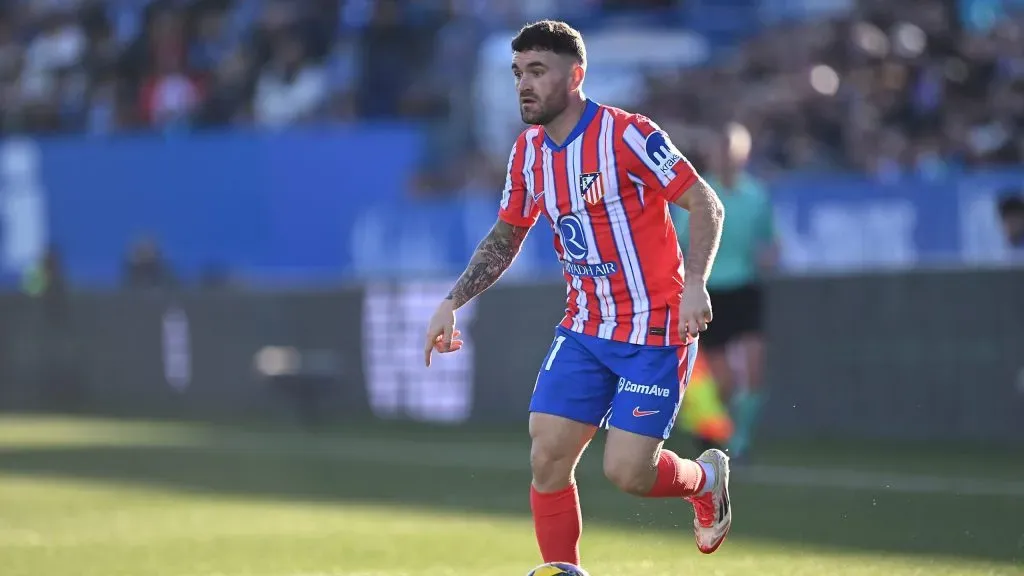 Javi Galán em jogo do Atlético de Madrid. Foto: Denis Doyle/Getty Images