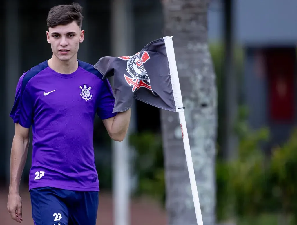 Bidon, de camisa roxa, do Corinthians