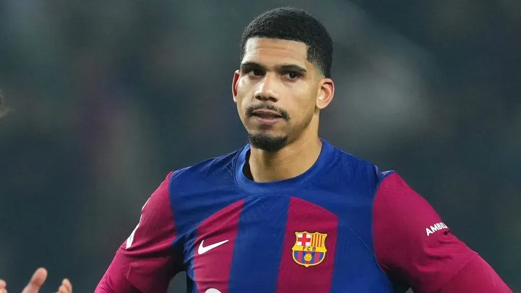 Ronald Araújo em ação pelo Barcelona. Foto: Alex Caparros/Getty Images)