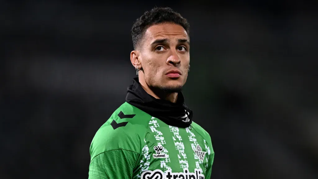 Antony, atacante do Betis, durante o aquecimento (Photo by Octavio Passos/Getty Images)