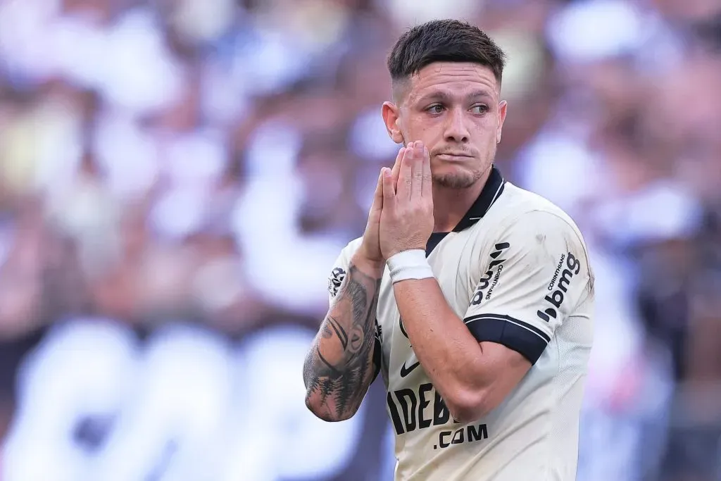 Rodrigo Garro, de camisa branca, do Corinthians. Foto: Ettore Chiereguini/AGIF