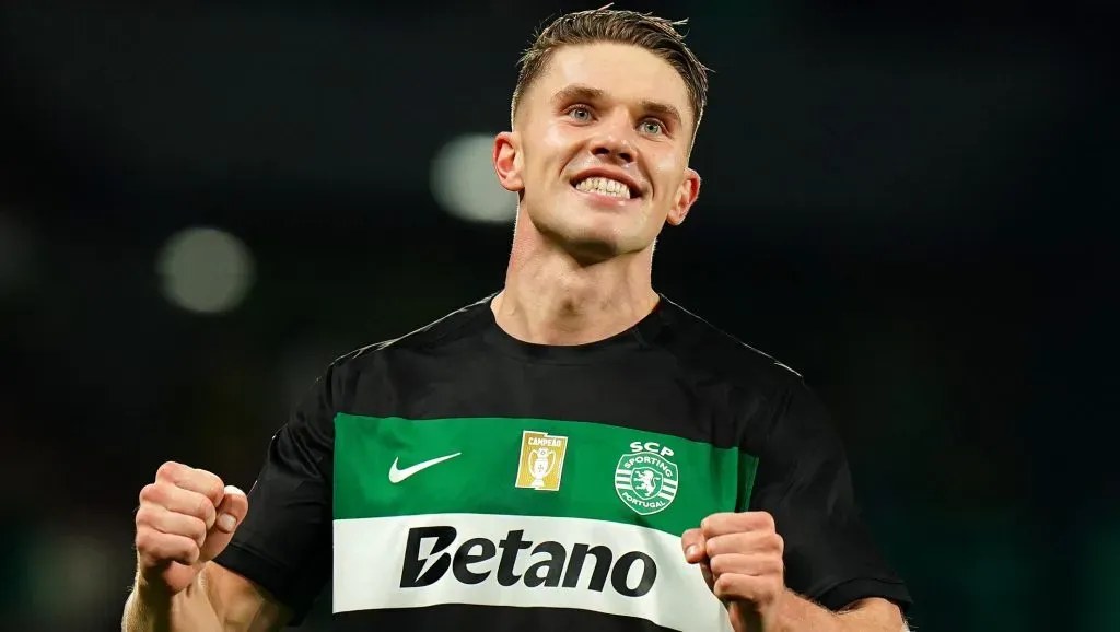 Gyokeres, de camisa verde e preta, do Sporting, alvo do Barcelona. (Photo by Gualter Fatia/Getty Images)