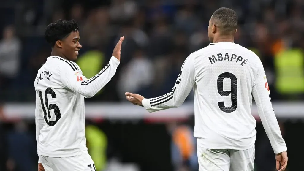 Endrick e Mbappé se cumprimentam no Real Madrid. Foto: Denis Doyle/Getty Images
