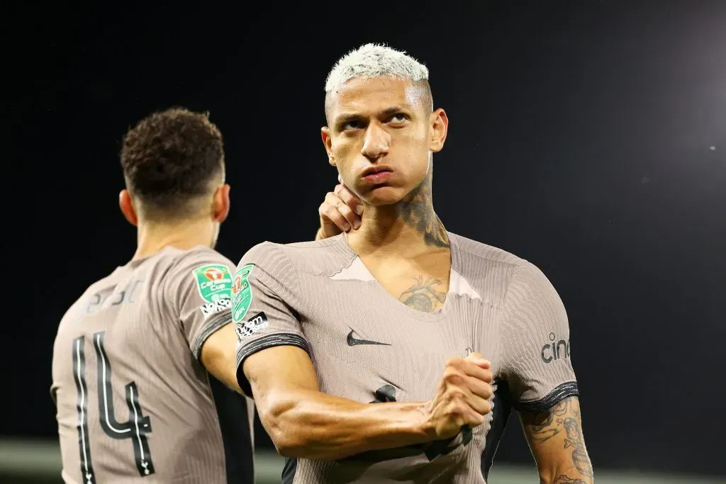 Richarlison, de camisa cinza do Tottenham, alvo do Flamengo