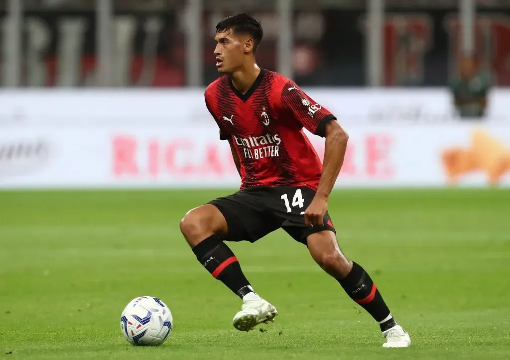Tijani Reijnders em campo pelo Milan (Photo by Marco Luzzani/Getty Images)