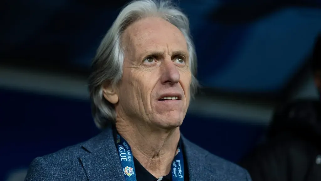 Jorge Jesus, de terno cinza, alvo da Seleção. (Photo by Yasser Bakhsh/Getty Images)