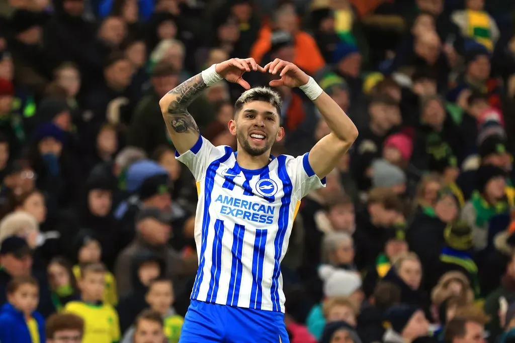 Enciso em campo pelo Brighton (Photo by Stephen Pond/Getty Images)