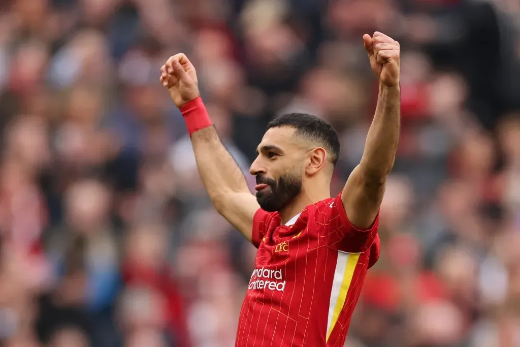 Salah em campo, de camisa vermelha, do Liverpool