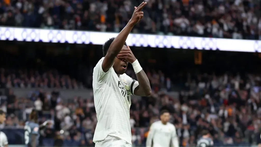 Vinícius Júnior, do Real Madrid, comemora ao marcar o segundo gol de sua equipe durante a partida da LaLiga entre Real Madrid e Rayo Vallecano no Estádio Santiago Bernabéu, em 9 de março de 2025, em Madri, Espanha. (Foto de Florencia Tan Jun/Getty Images)
