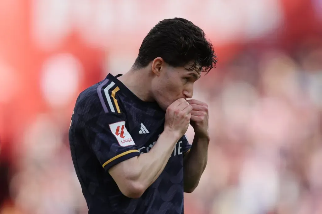 Fran García beijando o escudo do Real Madrid (Clive Brunskill/Getty Images)
