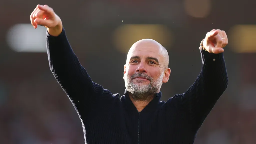 Pep Guardiola com as mãos no alto durante partida pelo Manchester City (Photo by Alex Pantling/Getty Images)