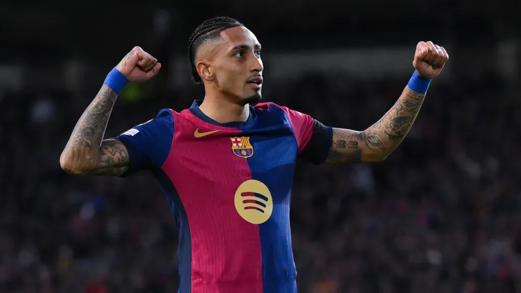 Raphinha comemora após marcar contra o Benfica (Photo by David Ramos/Getty Images)