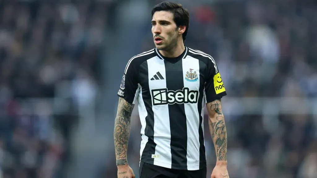 Sandro Tonali em jogo do Newcastle. Foto: Molly Darlington/Getty Images